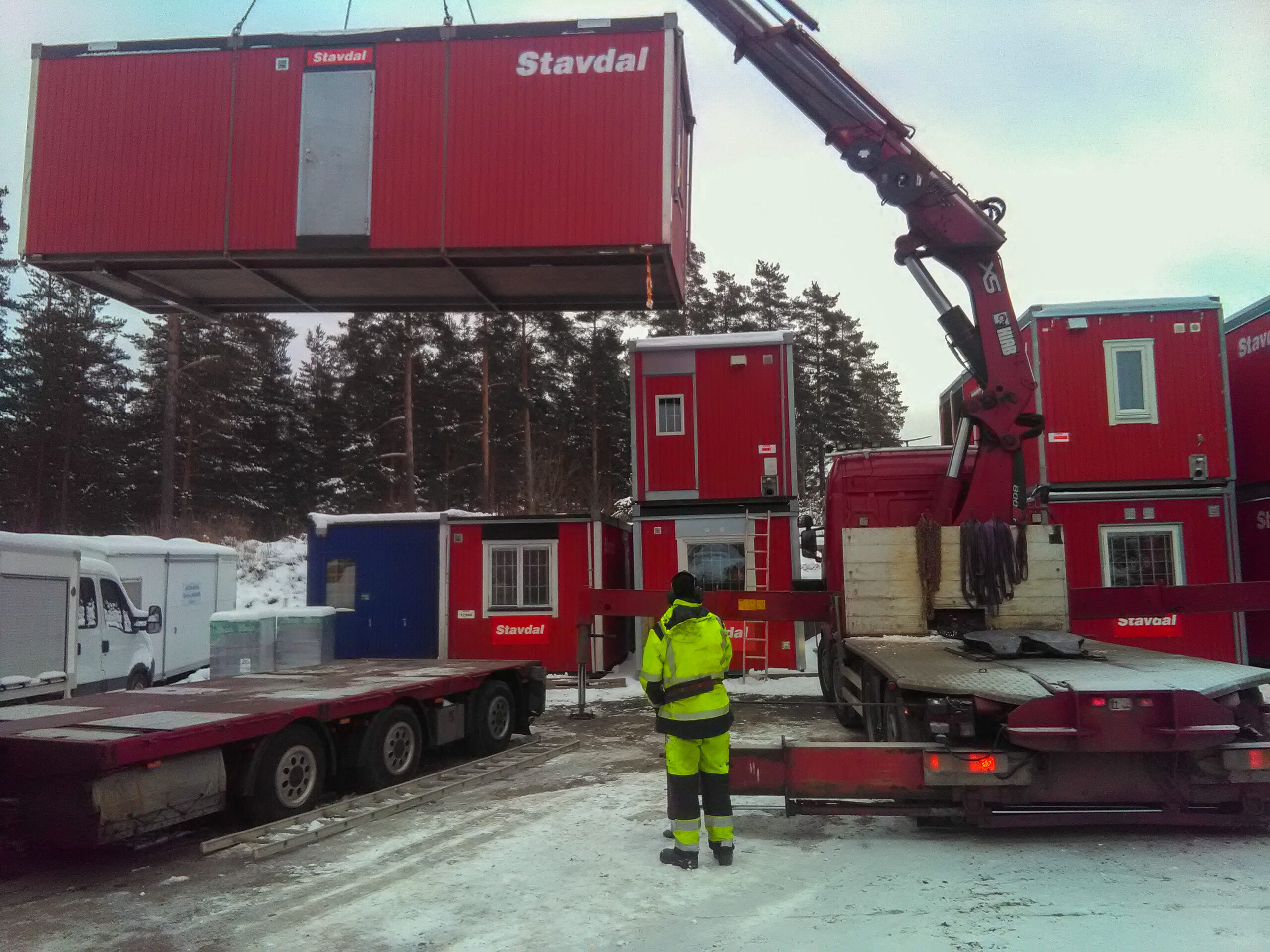 Martins Lotstjänst kranbil i arbete för säkra och effektiva lyft och transporter. Lotstjänster i hela Sverige.